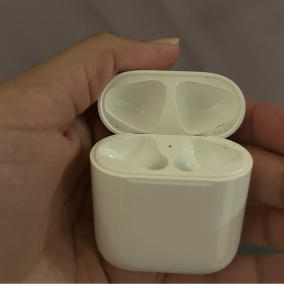 AirPod Charging Case - Picture 2 of 3